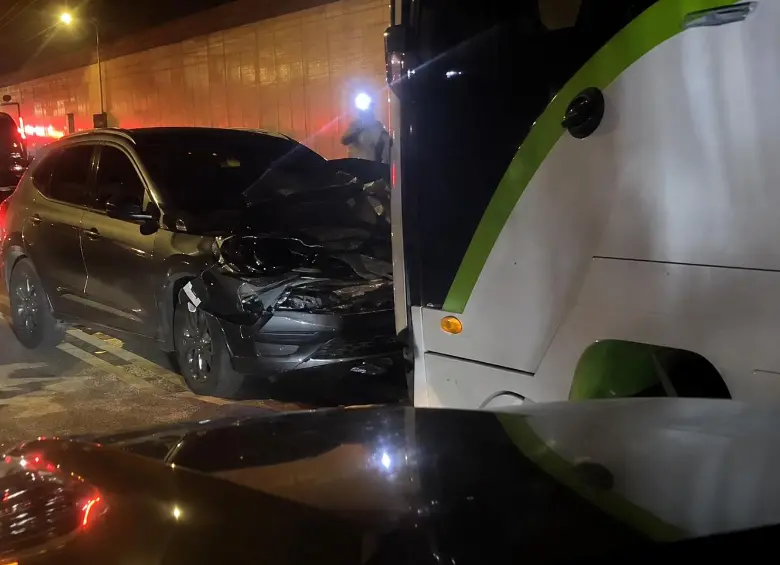 En el siniestro estaría involucrado un bus y un vehículo particular. Foto: captura de video de redes sociales.