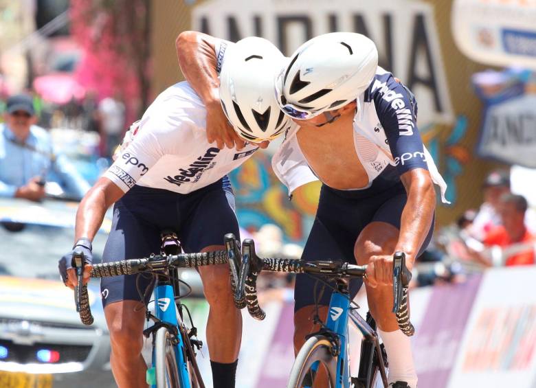 Duarte (derecha) le agradece a su compañero Aldemar Reyes por el gran trabajo que hizo para que su jefe lograra el liderato. Reyes festejó tras ganar la etapa. FOTO CORTESÍA DIEGO GIRALDO-INDER