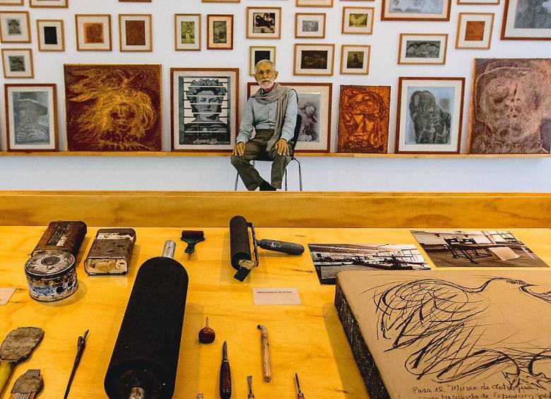 El maestro Aníbal Gil donó 347 obras al Museo de Antioquia. La exposición en su honor estará abierta hasta noviembre de este año. Es el gran referente del grabado en Colombia. FOTO Julio César Herrera