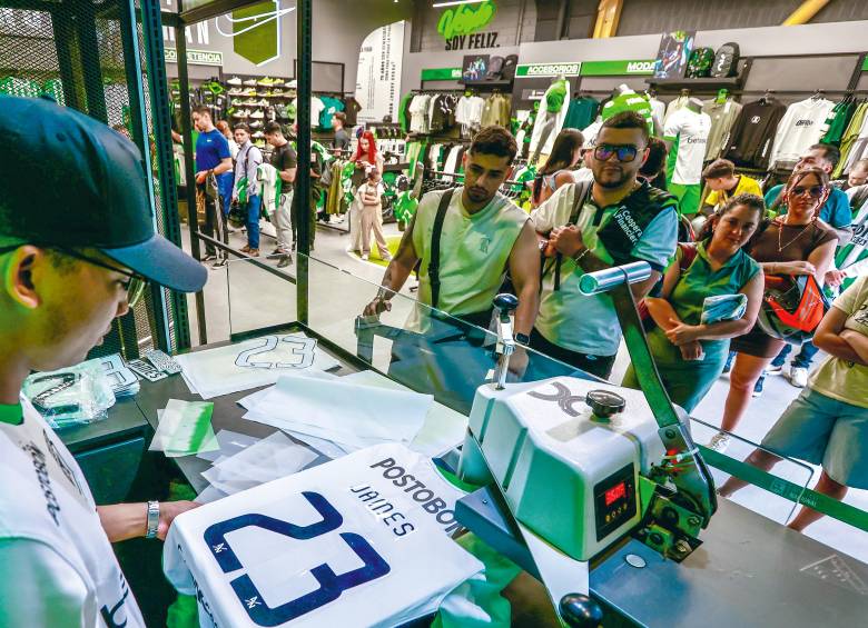 La llegada de James Rodríguez a Atlético Nacional disparó la demanda de camisetas en Medellín. FOTO MANUEL SALDARRIAGA