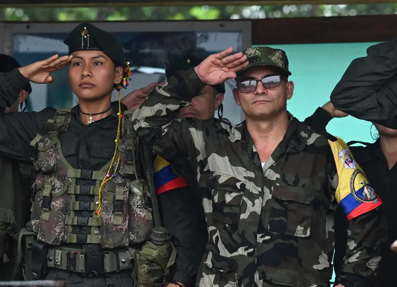 Alias “Lorena” y su novio “Iván Mordisco” aparecieron juntos en un evento público del EMC en 2023, en los Llanos del Yarí, Caquetá. FOTO AFP