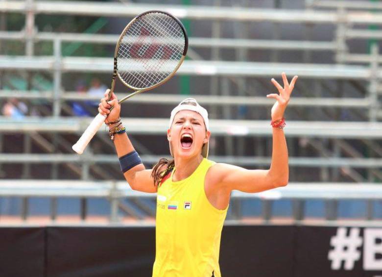 Emiliana Arango celebra el punto que le dio el paso a Colombia a los play offs del Grupo Mundial de tenis. FOTO cortesía fedecoltenis 
