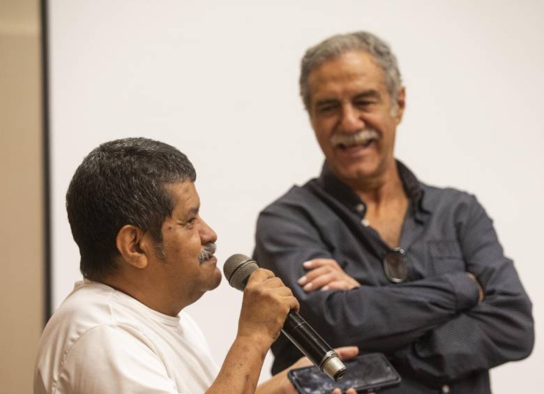 Fernando junto al director Víctor Gaviria en la Inauguración del Festival de Cine de la Comuna 13. Foto: Esneyder Gutiérrez.