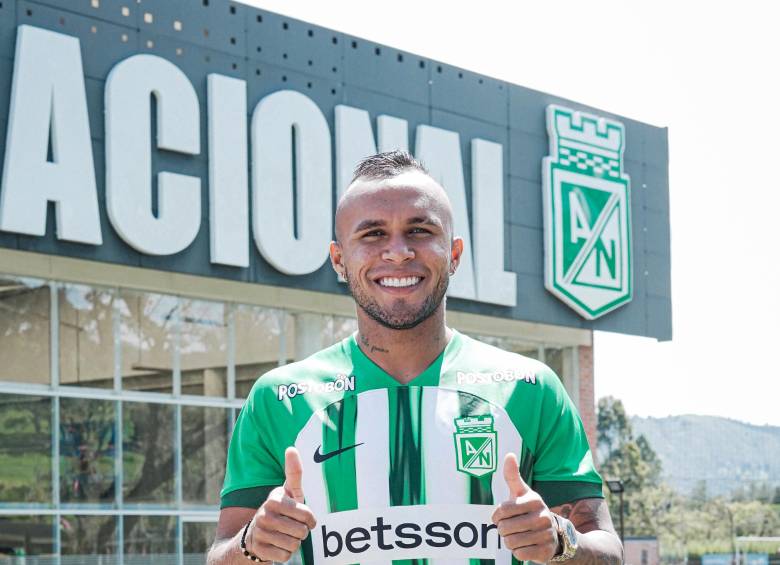 Imagen de Andrés Sarmiento con la camiseta de Nacional en la sede deportiva del club en Guarne. El futbolista espera cumplir con las expectativas que genera su regreso. FOTO @nacionaloficial