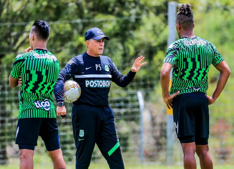 Sarmiento durante su primer entrenamiento como técnico interino de Nacional. FOTO JAIME PÉREZ