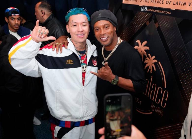 Blessd estuvo con Ronaldinho en su concierto. FOTO Cortesía