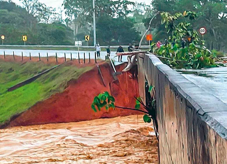 Ríos completamente desbordados y vías urbanas y rurales incomunicadas conforman el panorama actual del Urabá antioqueño, debido a las fuertes lluvias. FOTOS CORTESÍA