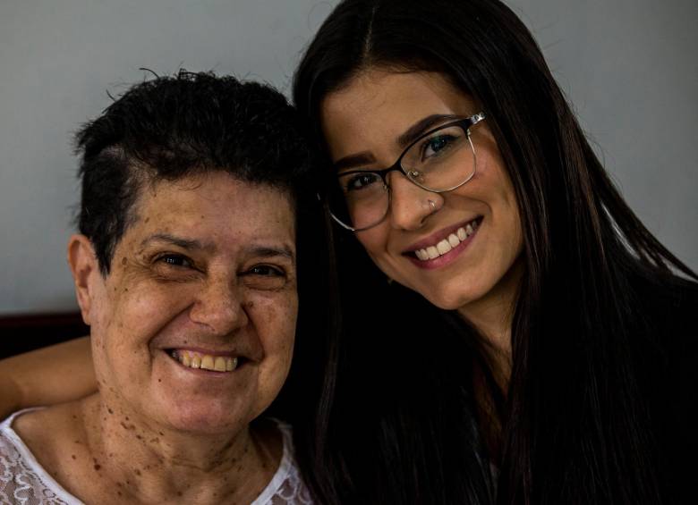 Margarita María Medina (Izquierda) fue diagnosticada con trastorno bipolar. Su hija, Mariana Duque, ha estado a cargo de ella desde los quince años. Viven en Villa Hermosa. FOTO: Julio César Herrera.