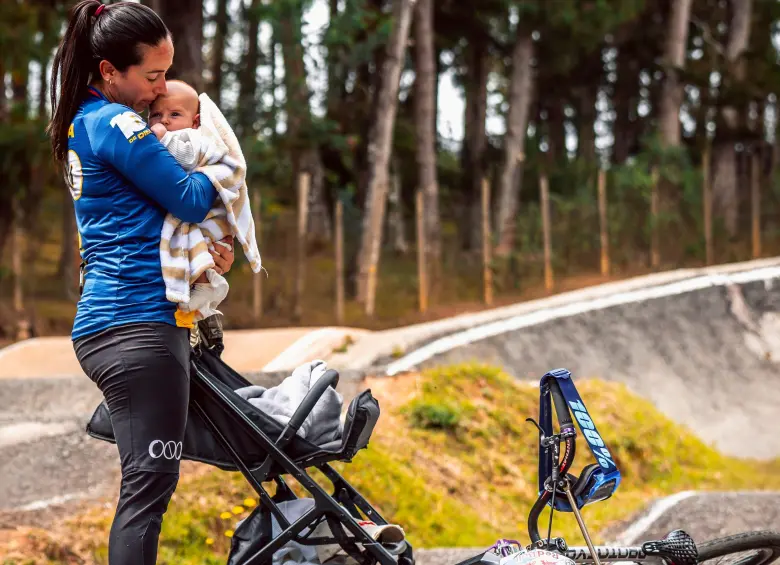 Mariana Pajón y su Théo, su gran motivación ahora para seguir dejando huella en el bicicrós mundial. FOTO Felipe Cano @pipecano_photo