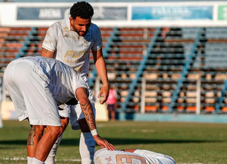 Kelsey Silva con dolor tras lesionarse mientras celebra como Cristiano Ronaldo. FOTO X-TNT SPORTS-DANILO DE PAULA-GAZETA PRESS