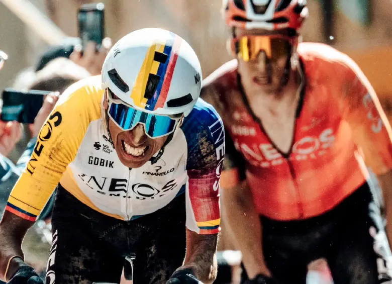 Egan Bernal se esfuerza por lograr su segundo podio en el Giro. Ya lo ganó en 2021. FOTO GETTY