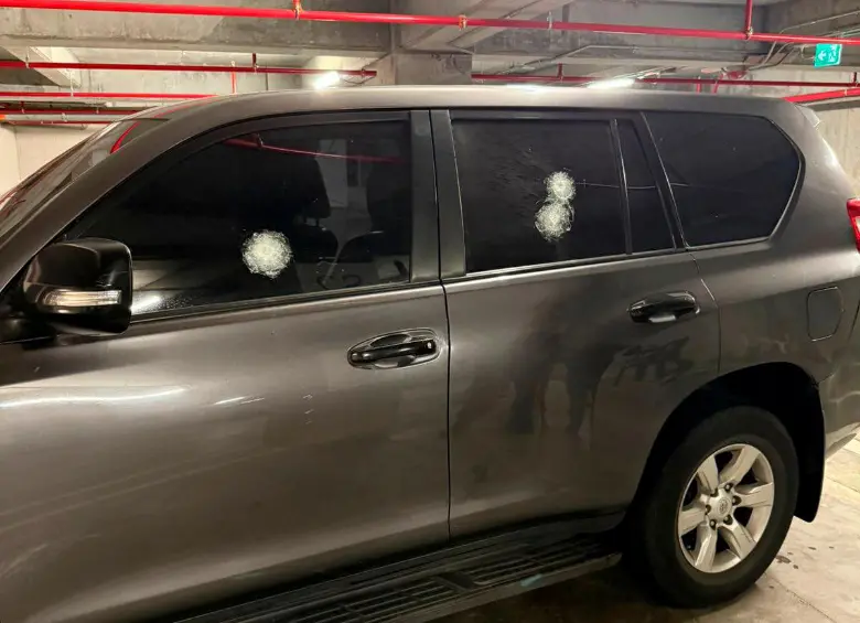 En esta camioneta iba la candidata María Bolívar Maury, cuando le dispararon desde una moto en La Apartada, Córdoba. FOTO cortesía