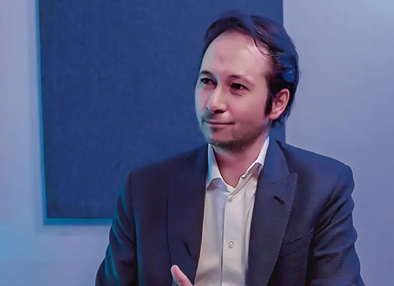 Camilo Bueno, presidente de Accenture Colombia, lidera el lanzamiento de la comunidad de Reinvención de Colombia, que incluye una academia gratuita de IA para fortalecer la productividad empresarial. FOTO EL COLOMBIANO