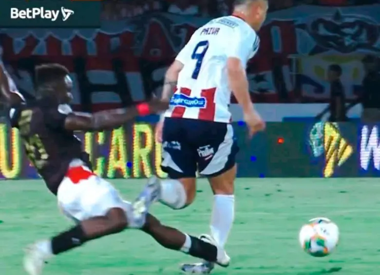 El futbolista Joider Micolta golpeó fue expulsado por esta acción contra Guillermo Paiva, del Junior. FOTO: CAPTURA DE PANTALLA 