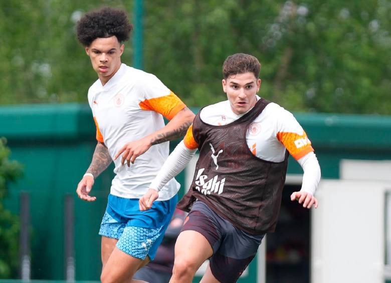 Julián Álvarez, campeón mundial con Argentina, va por un nuevo título con el Manchester City. FOTO: X-CITY