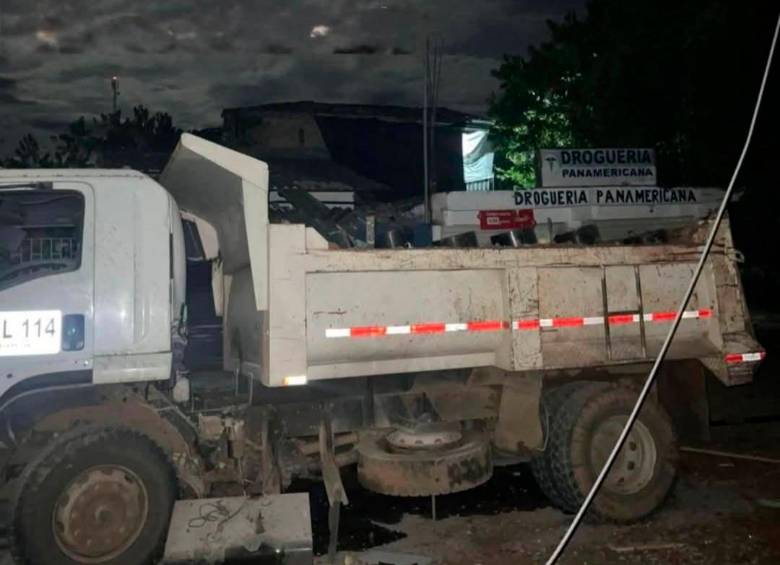 Esta volqueta fue acondicionada por los ilegales para lanzar el ataque con explosivos. FOTO: Cortesía