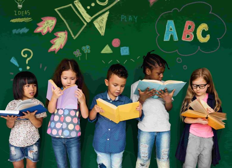 Los primeros cinco años son considerados una etapa clave para el desarrollo cerebral y la construcción de hábitos saludables en la infancia. FOTO: Magnific.