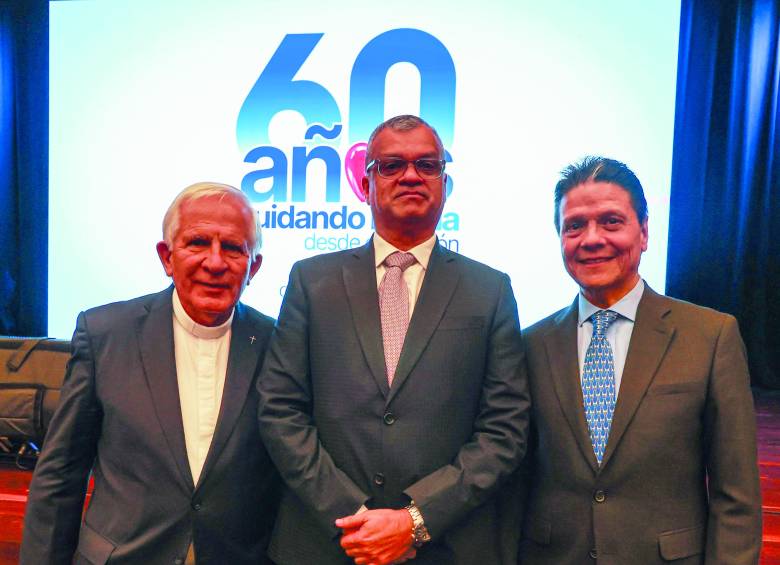 Jorge Humberto Peláez, SJ, Director General Congregación Mariana, Carlos Lozano, Director Clínica Cardio VID y Carlos Castro, Director Ejecutivo Fundación Organización VID. FOTO Manuel Saldarriaga.