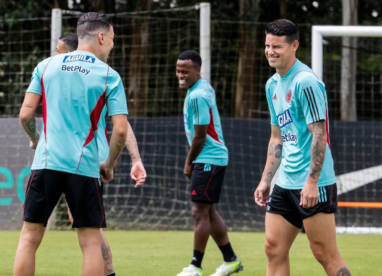 James Rodríguez junto a Matheus Uribe, uno de los jugadores que también influyó en su llegada a Atlético Nacional. FOTO EL COLOMBIANO
