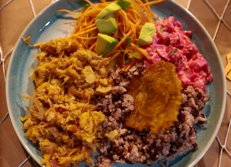 Plato principal presentado por Chela Cocina en No solo de pan vive el hambre: bagre salado y desmechado, acompañado de arroz de frijol negro y patacón pasado por agua de ajo. Foto Manuel Saldarriaga.