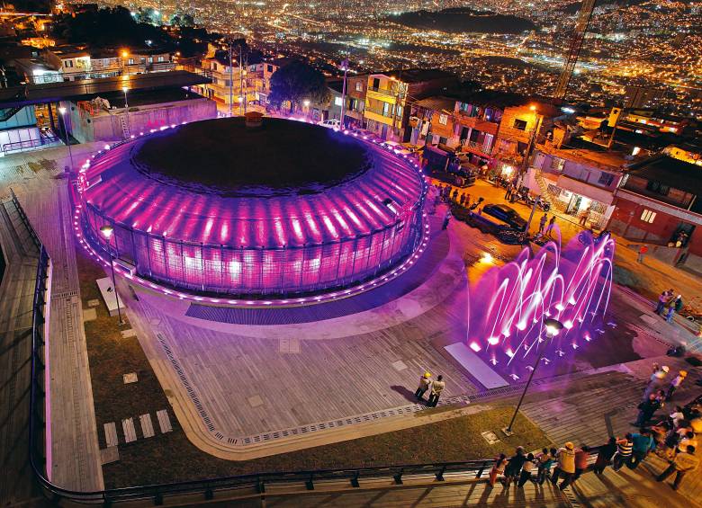 Las UVA (unidades de vida articulada), ubicadas principalmente en barrios vulnerables, ofrecen recreación, deporte, cultura y bienestar, contribuyendo a la transformación urbana de la ciudad. En la foto, UVA La Esperanza, en el barrio San Pablo —comuna 1 Popular—. Foto: El Colombiano