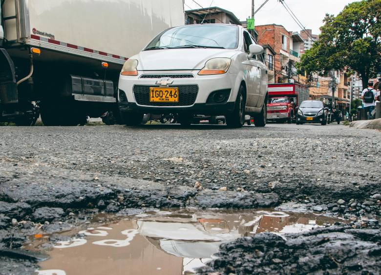 Estos son algunos de los huecos que deben esquivar los conductores en sectores como San Gabriel, Pachelly, Niquía, Barrio Nuevo y la zona central de Bello.