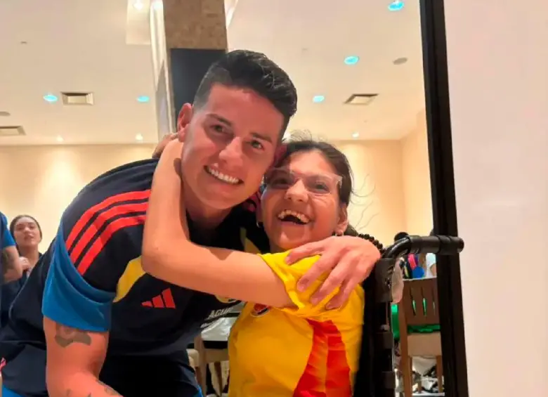 Molly y su fraterno encuentro con James Rodríguez, quien ya luce las pulseras que la niña de Yumbo, Valle, diseña. Foto: @GolCaracol