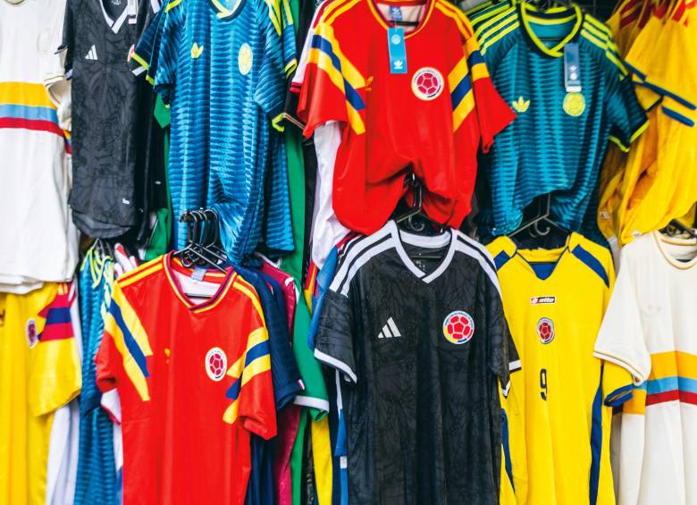 Comercio de Medellín se contagió de la fiebre amarilla por el Mundial y comercializa miles de camisetas de Colombia. Las retro, las más pedidas. FOTO Julio Herrera
