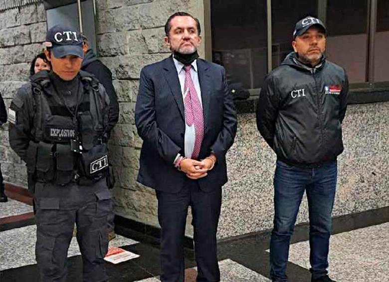 Momentos después de la captura en las afueras del Congreso, el senador Mario Castaño es trasladado al búnker de la Fiscalía. FOTO cortesía