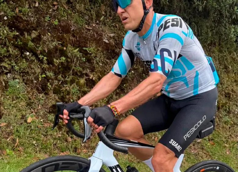 Jorge Humberto “Piyuyo” Martínez, ahora con 50 años de edad, sigue dando batalla en su bicicleta entre corredores aficionados. Regresa este domingo al Clásico El Colombiano, en el que ganó varias veces. FOTO: CORTESÍA