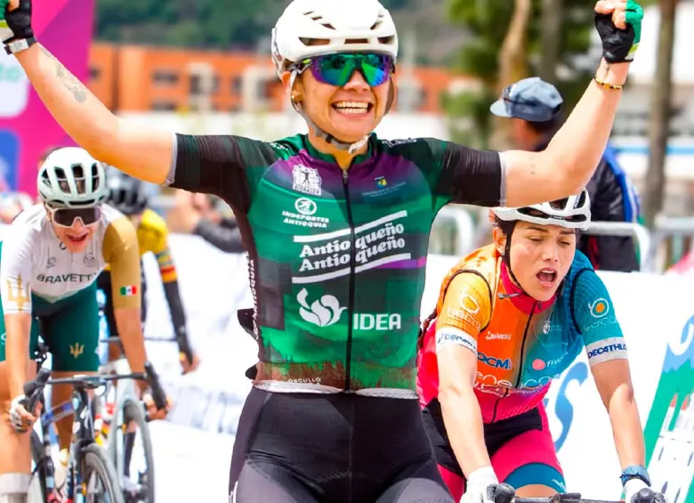 Lina Hernández celebró en la primera etapa de la Vuelta a Colombia Femenina-2026. FOTO CORTESÍA ÁNDERSON BONILLA