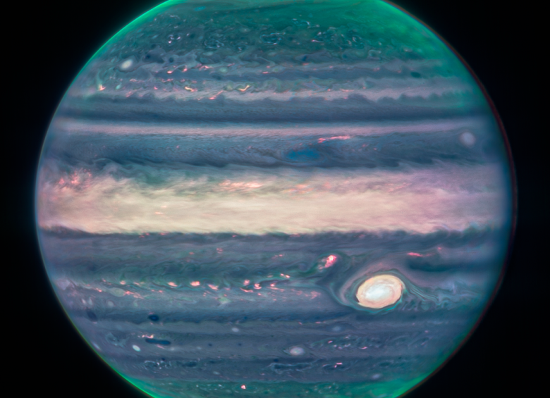 Júpiter es el planeta más grande del Sistema Solar y fue capturado en el espectro infrarrojo por el James Webb. En las imágenes se ve la reconocida Gran Mancha Roja. FOTO: NASA