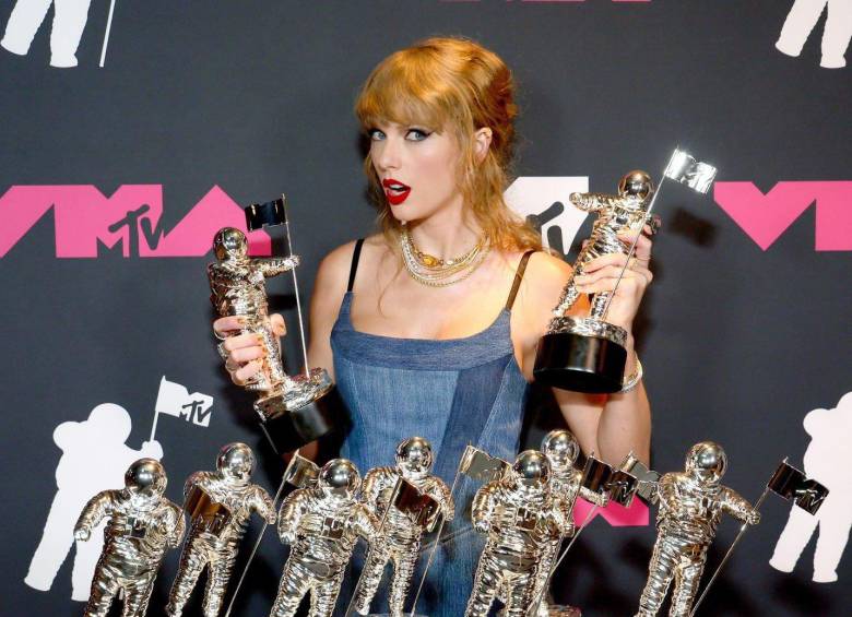 Taylo Swift posando con sus nueve premios MTV Video Music Awards. FOTO: REDES SOCIALES