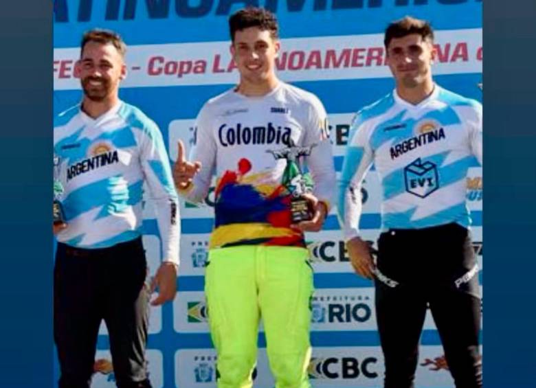 Podio de Abraham Múnera al vencer a los argentinos Matías Montenegro y Mateo Espejo. Foto: Tomada de redes @abrahamcho_23