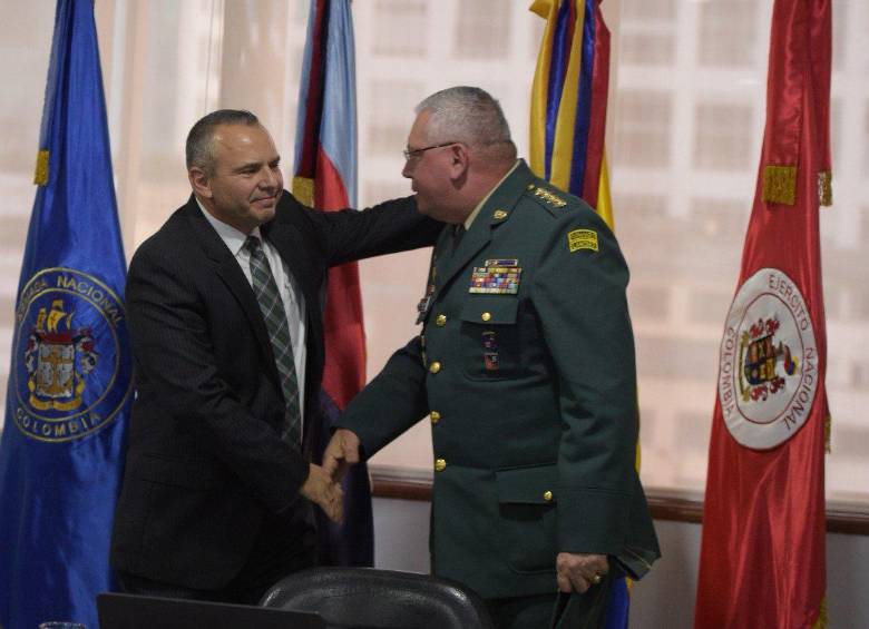 El general pidió la baja después de que se hicieron públicas las denuncias en su contra. El caso llegó a la Fiscalía y no se ha cerrado. FOTO: Twitter @Ivan_Velasquez_