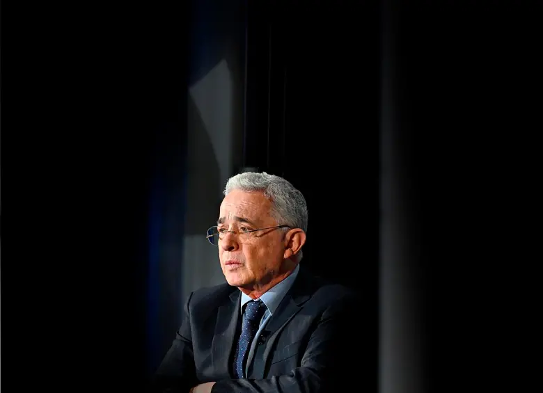 El expresidente estuvo más de nueve horas esperando la decisión de la juez sentado al frente de su computador. El abogado Jaime Granados dijo que apelará esta primera decisión. Las características de la condena se conocerán el próximo viernes. Foto. Suministrada. 