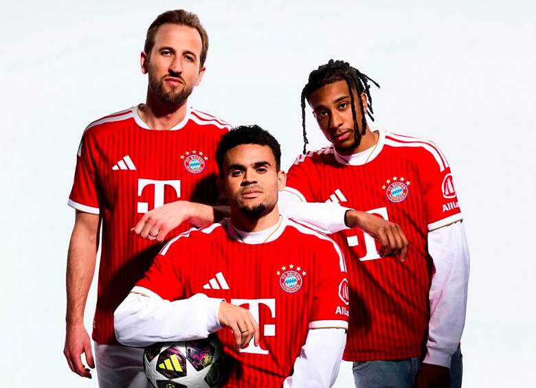 El colombiano Luis Díaz junto a Harry Kane y Michel Olise en la publicidad que el equipo bávaro ha dispuesto para promocionar la nueva camiseta de local del Bayern Múnich. FOTO: @FCBayern
