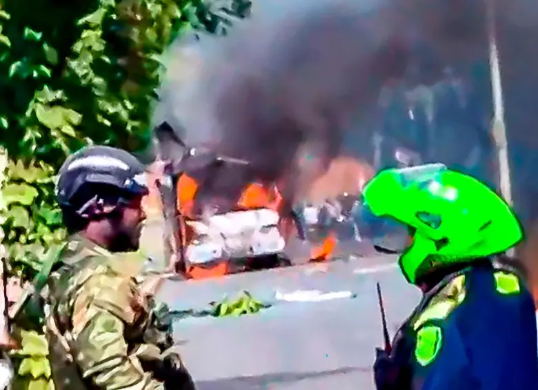 En el lugar de los hechos quedó en llamas un bus de servicio público, desde el cual al parecer se lanzaron los artefactos explosivos. IMAGEN TOMADA DE VIDEO.