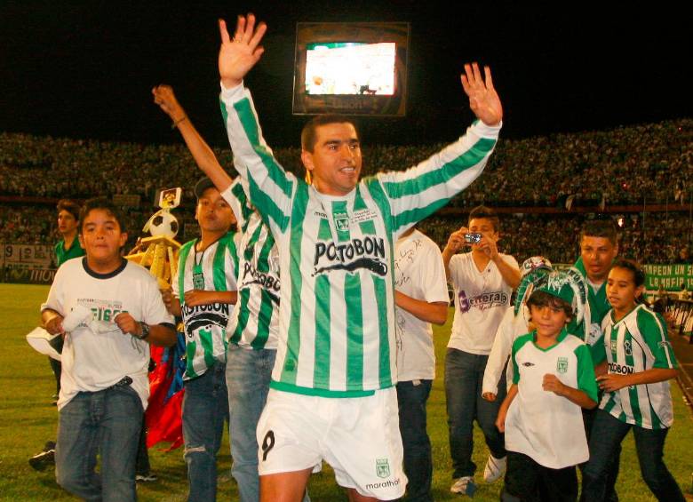 Víctor Aristizábal, uno de los jugadores más emblemáticos del fútbol colombiano, el día de su adiós en el Atanasio. FOTO El Colombiano 