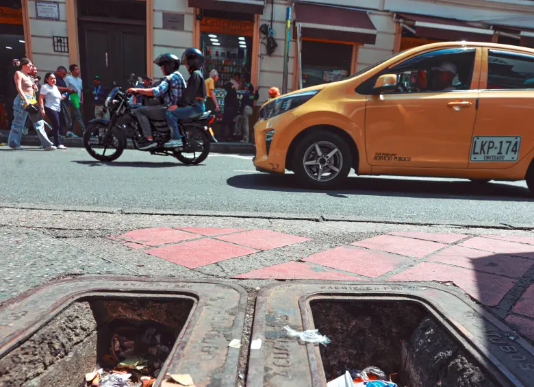 En Medellín se robaron 1.721 medidores el año pasado. El hurto más reciente ocurrió este fin de semana en el barrio San Isidro, en la comuna 4 (Aranjuez), con dos casos. FOTO MANUEL SALDARRIAGA