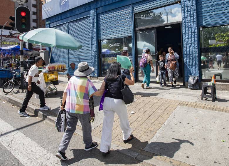 Descripción: Sede de la Nueva EPS en la calle Colombia con la carrera 70 de Medellín. Demoras y filas para reclamar medicamentos. Lugar: Estadio. Fecha de evento: 09/09/2025. Foto: Esneyder Gutiérrez Cardona.