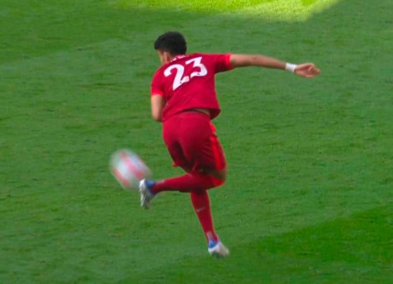 El jugador del Liverpool paró el balón de “rabona” en el derbi frente al Everton el domingo 24 de abril. La jugada hizó que los asistentes a Anfield ovacionaran al colombiano en el triunfo 2-0 de los Reds. FOTO getty