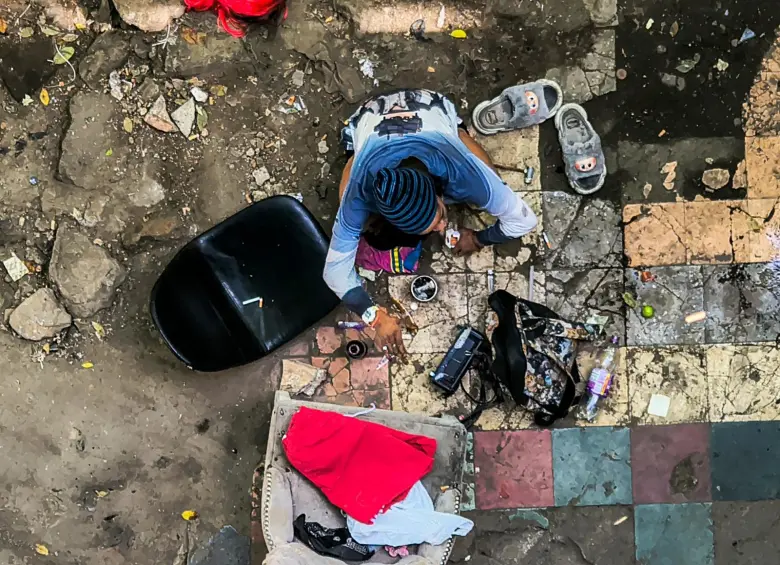 En un puente aledaño al Parque Bicentenario hay una reconocida plaza de vicio, en la cual venden todo tipo de drogas, hasta el tusi que las bandas dijeron que no iban a comercializar. FOTO Julio César Herrera. 