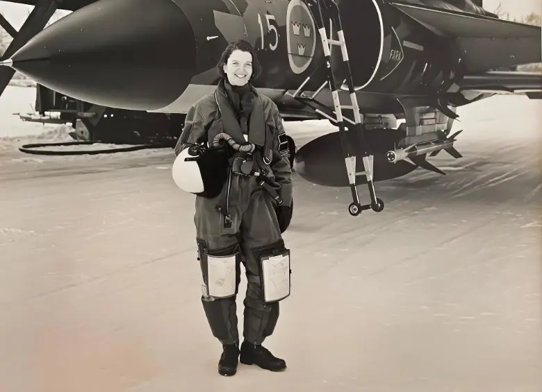 La teniente coronel (r) Dellham en la década de 1990 cuando pilotaba el avión de combate Viggen. FOTO: Cortesía.