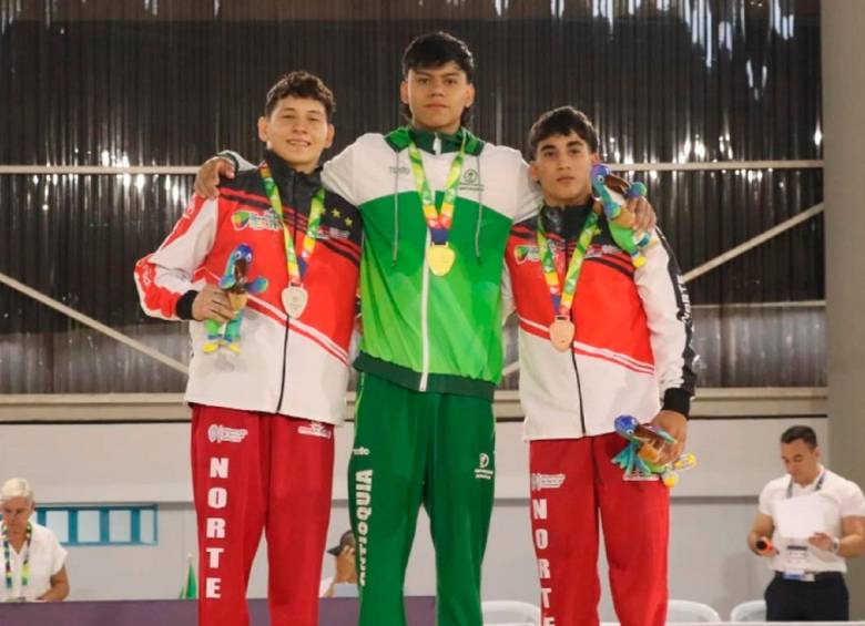 Manuel Antonio López (centro) buscará ahora más medallas en las pruebas individuales de la gimnasia artística de los Juegos Nacionales Juveniles en la ciudad de Armenia. FOTO CORTESÍA LIGA ANTIOQUEÑA DE GIMNASIA