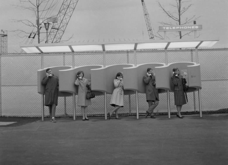 En 1964 durante la Feria Mundial de Nueva York en Flushing Meadows-Corona Park en Queens, ciudad de Nueva York se registró esta imagen de cinco personas haciendo llamadas desde las cabinas telefónicas públicas al aire libre. FOTOs GETTY IMAGES