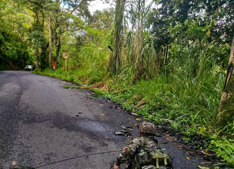 Una de las banderas fue encontrada en el sector El Porvenir, sobre la vía que comunica a la cabecera municipal con el corregimiento de Tapartó. FOTO: Cortesía Ejército Nacional