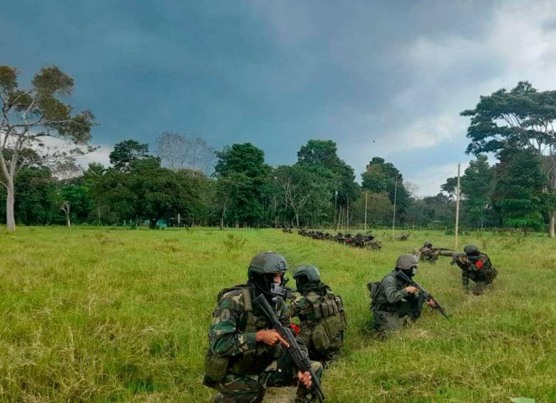 Las tropas venezolanas vigilan la frontera con sus hombres en tierra. FOTO: FANB