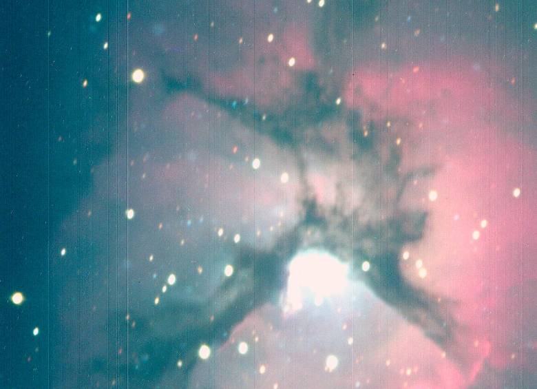 La nebulosa Trífida —Messier 20 y NGC 6514— está en la constelación de Sagitario. Fue catalogada por el astrónomo francés Charles Messier, en 1764. Posteriormente, John Herschel la nombró Trífida por estar dividida en tres lóbulos separados por oscuras líneas de polvo.