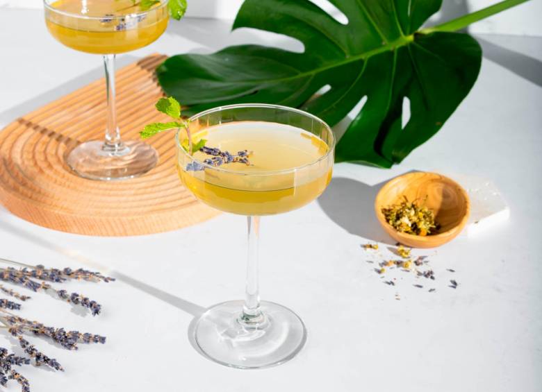 Imagen del coctel de manzanilla, una de las aplicaciones del té con licores. FOTO Cortesía Royal Prestige.